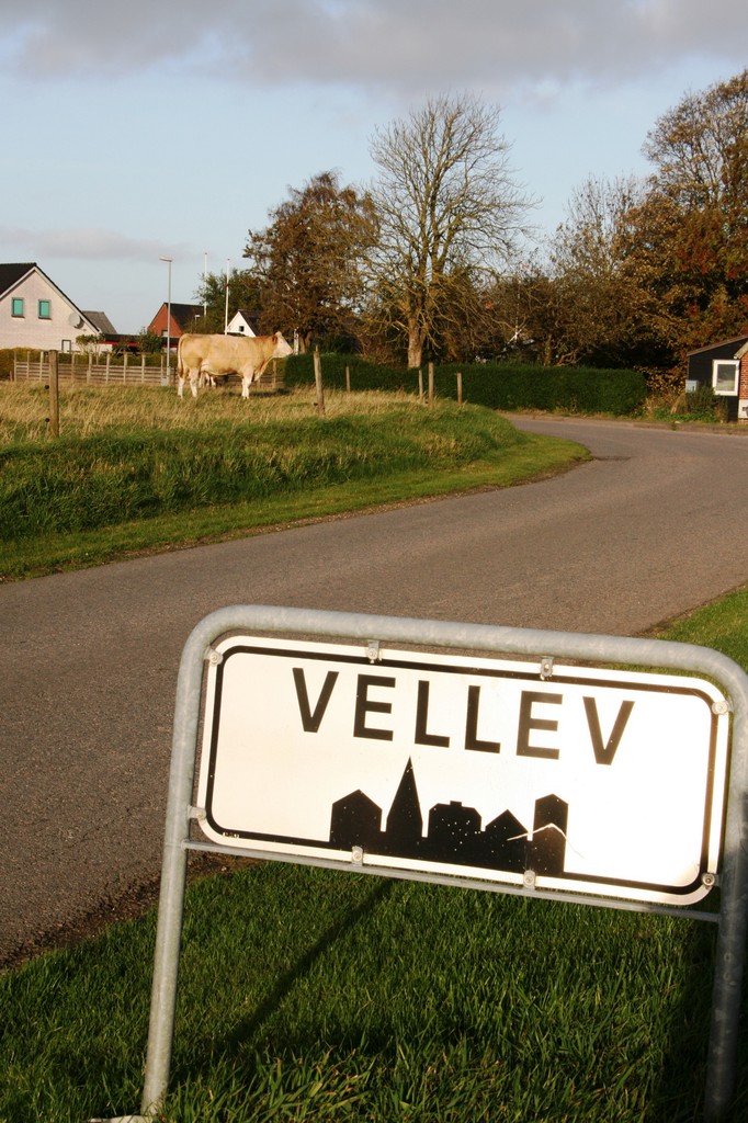 Landsbyen Vellev syd for Ulstrup er lørdag klar til at byde den danske rallyelite velkommen